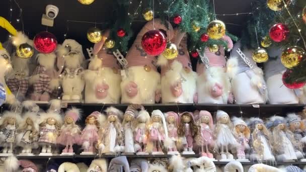 许多童话故事中的玩具角色和娃娃都戴着柔软的白色帽子 在圣诞节前在商店里出售 许多可爱的手工制作的圣诞礼物 有精灵 娃娃等 — 图库视频影像