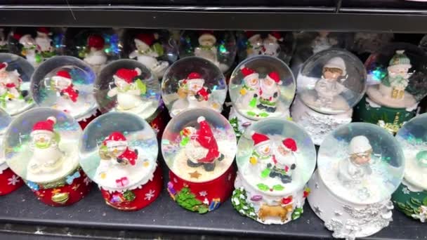 눈사람과 클로스와 세계의 형태로 크리스마스 클로스는 지구에서 크리스마스 시장에서 크리스마스 — 비디오