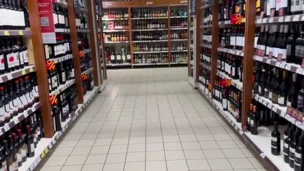一个在货架上的超市里有各种酒精饮料的部门 商店货架上有大量的酒精 葡萄酒市场上含酒精饮料的食品杂货店 — 图库视频影像