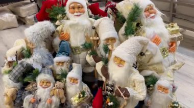 Noel Baba oyuncakları mağazada. Panayırda beyaz sakallı ve beyaz şapkalı birçok Noel Baba kalın giysiler giyiyor. Noel Baba Noel 'in sembolüdür..
