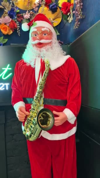 Une Figure Père Noël Tenant Saxophone Tient Devant Entrée Lieu — Video