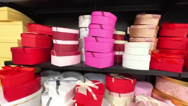 Πολλά Πολύχρωμα Κουτιά Δώρων Σχήμα Καρδιάς Φιόγκους Για Δώσει Στο — Αρχείο Βίντεο