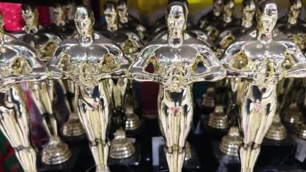 奥斯卡金银财宝雕像 金像奖颁奖典礼上的奖品因赢得比赛而获奖 胜利和成功的概念 — 图库视频影像