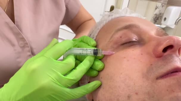 Una Cosmetologa Donna Guanti Verdi Effettua Iniezione Ringiovanimento Mesotoropia Prevenire — Video Stock