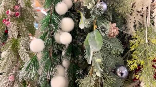 Árvore Natal Decorada Com Bugigangas Pinhas Close Decoração Natal Natal — Vídeo de Stock