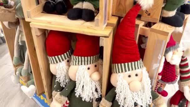 クリスマスマーケットの棚の面白い柔らかいおもちゃサンタクロース サンタクロースとのクリスマスデコレーション クリスマスと新年のお祝いのコンセプト — ストック動画