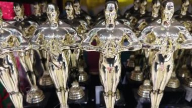 Altın ve gümüş Oscar heykelcikleri. Altın ödüller, ödül töreninde ödüller. Yarışmayı kazandığın için ödül. Ödül, zafer ve başarı kavramı.