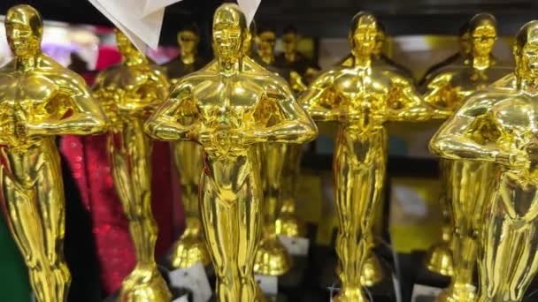 Rafta Bir Sürü Altın Oscar Heykeli Var Hediyelik Eşya Dükkanında — Stok video