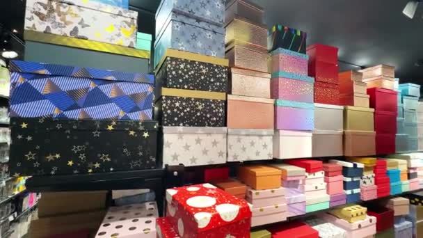 Duże Małe Kolorowe Pudełka Półkach Prezentami Imprezy Wakacyjne Prezenty Urodziny — Wideo stockowe