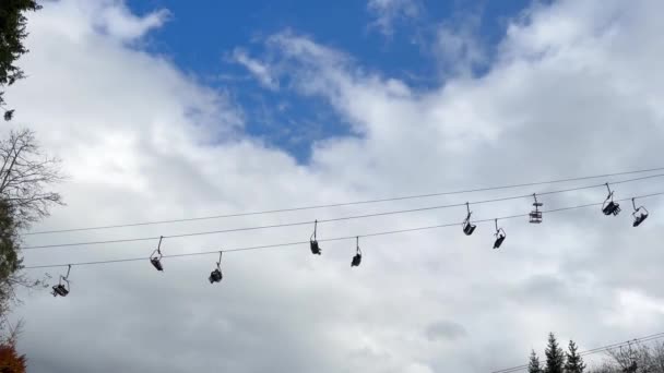 구름이 하늘을 위아래로 움직이는 관광객과 리프트 사람들은 리프트를 올라갑니다 리조트에서 — 비디오