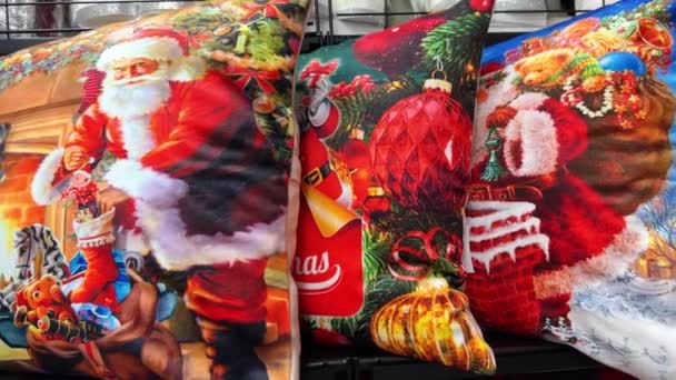 Άγιος Βασίλης Ένα Πολύχρωμο Μαλακό Μαξιλάρι Στην Αγορά Των Χριστουγέννων — Αρχείο Βίντεο