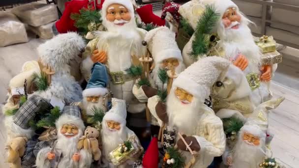 Santa Claus Juguetes Tienda Muchas Santa Claus Con Barbas Blancas — Vídeos de Stock