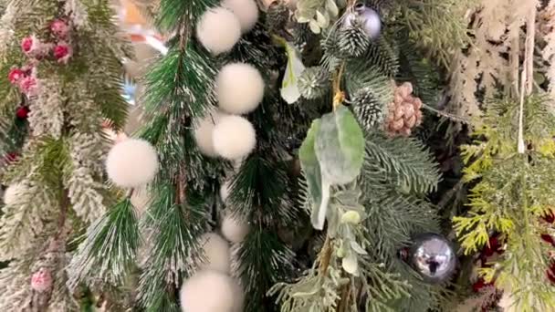 Kerstboom Versierd Met Kerstballen Dennenappels Close Kerstversiering Kerst Wintervakantie Concept — Stockvideo