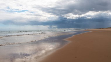 Atlantik kıyısındaki kasvetli bahar havası - Algarve, Portekiz
