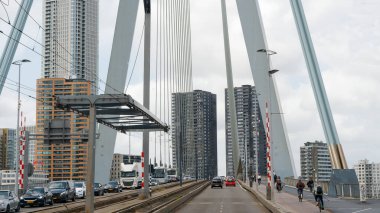 Köprüde trafik saati