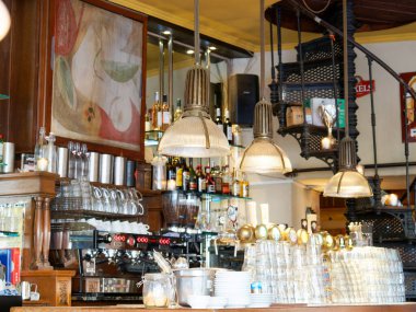 Arka planda spiral merdiveni olan bir kafe.