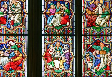 İncil 'de geçen sahnelerin olduğu cam.