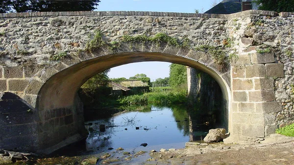 Μια Γέφυρα Πάνω Από Ένα Μικρό Ποτάμι Μια Καλοκαιρινή Μέρα — Φωτογραφία Αρχείου