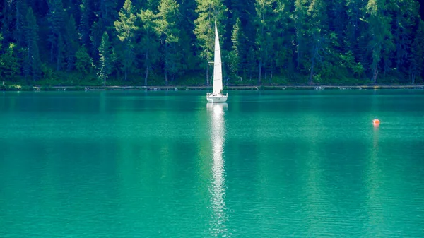 Veleiro Lago Alpino — Fotografia de Stock