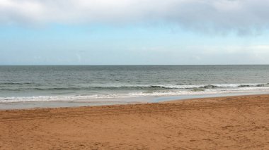 Dalgalı kumsal ve mavi gökyüzü 