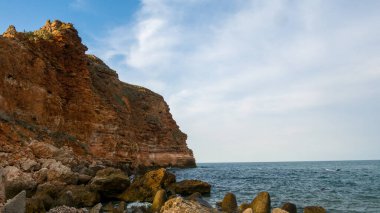 Karadeniz 'deki kayalık kıyı şeridinin güzel manzarası 