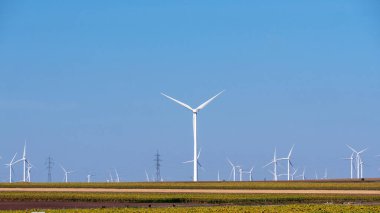 Tarlada rüzgar türbinleri 