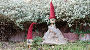 Bahçedeki komik karakterler.