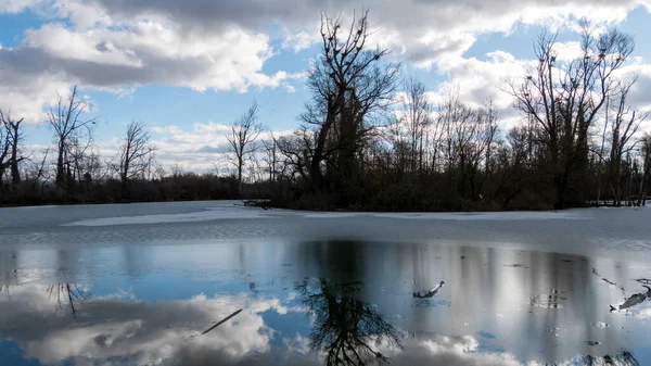 Lago Ghiacciato Cielo Azzurro Inverno — Foto Stock