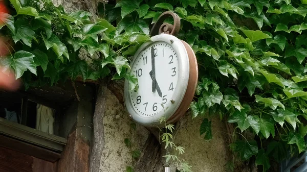 Coup Vertical Horloge Sur Mur — Photo