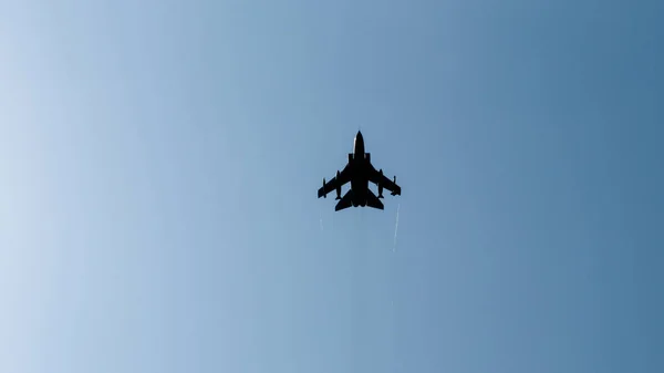 空を飛ぶ戦闘機 — ストック写真