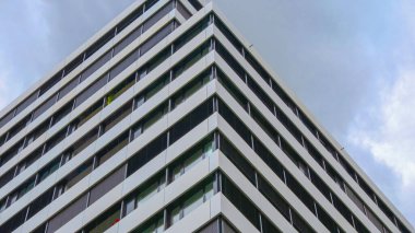 Şehrin modern binası