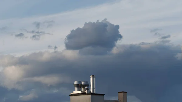 Nuvola Nel Cielo Sopra Camino Una Casa — Foto Stock