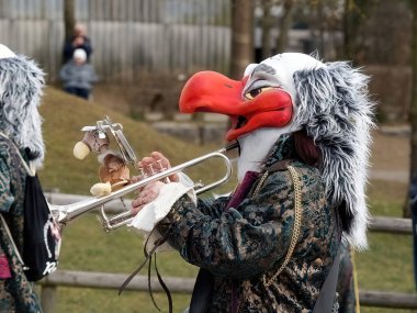 Trompetli karnaval katılımcısı