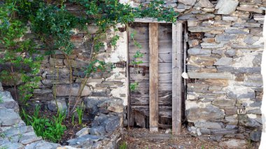 Pencereli eski ahşap kapı