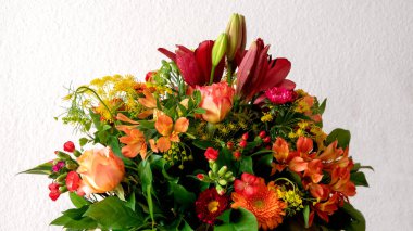 Beyaz arka planda vazoda güzel bir buket çiçek.