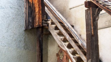 Arka bahçede eski ahşap merdivenler. 