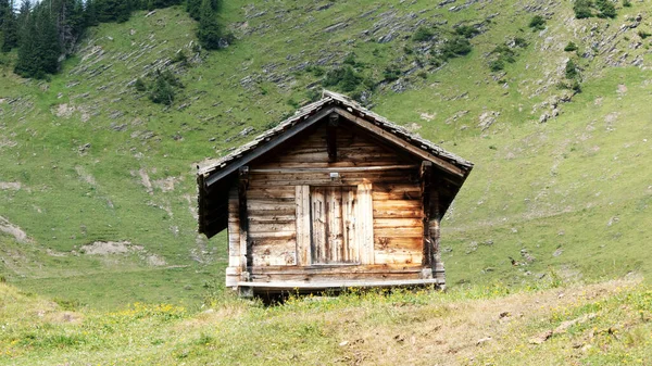 Dağlarda eski ahşap bir ev