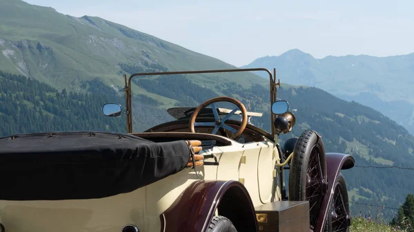 Sviçre Alplerinde Bir Araba — Stok fotoğraf