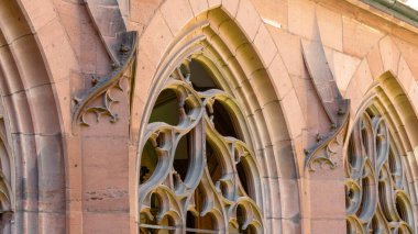 Basel, İsviçre 'deki katedralin ön cephesinin ayrıntıları