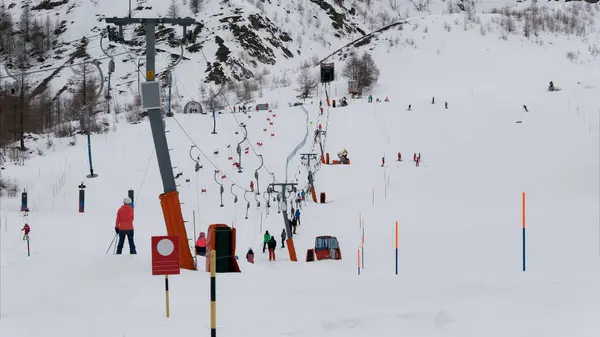 Kışın kayak merkezi, kayak.