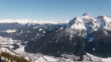 Kışın dağların güzel manzarası