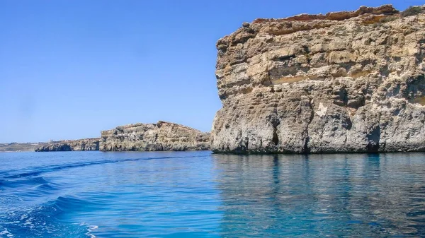 Gozo Adası yakınlarındaki pitoresk bir körfez manzarası, Malta                          