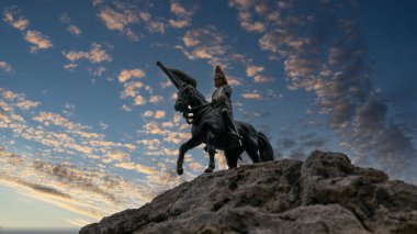 Oyuncak binicisi dağın tepesinde