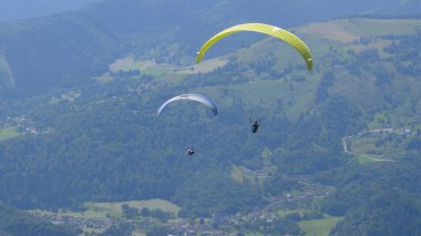 Gökyüzünde uçan paraglider