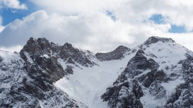 Avustralya Alplerinde karlı dağ zirveleri