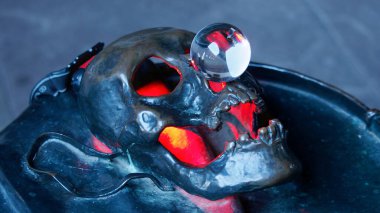 Kırmızı kafatası yakın çekim. Cadılar Bayramı arkaplanı. Cadılar Bayramı dekorasyonu.