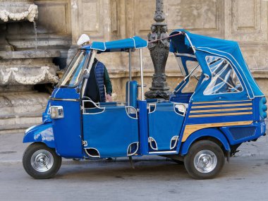  Sicilya 'da, Palermo' da bir sokakta eski bir araba.