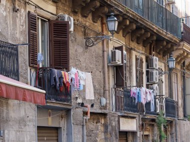 Palermo 'dan eski evlerle dolu renkli sokak manzarası