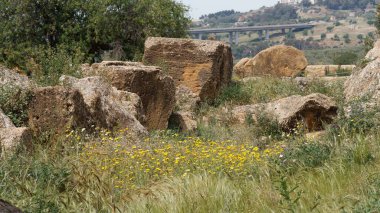 Sicilya 'da antik bir Yunan tapınağının kalıntıları.