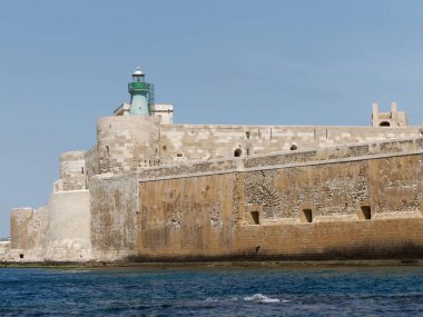 Isola d 'Ortigia' nın güney ucundaki Castello Maniace manzarası